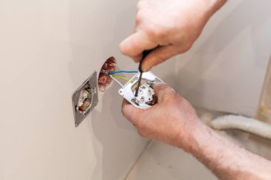 Elektrikçi elektrik priz yükleme eller