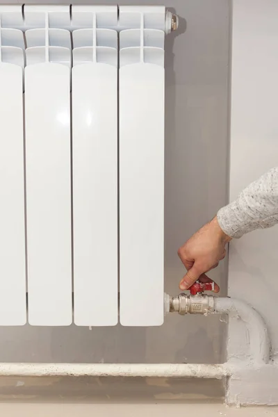 Réglage du radiateur en gros plan. Vanne de régulation de réglage de la main de la femme pour fournir la chaleur . — Photo