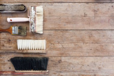 Eski ahşap masa üzerinde vintage paslı araçları görüntüleyin