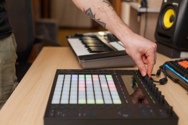 Basma düğmesi yastıkları ile profesyonel üretim denetleyicisinde bir müzik yapımcısı yapar