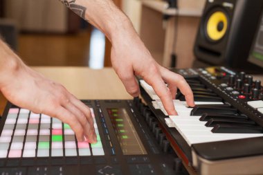 Yapımcı bir müzik Midi Klavye üzerinde yapar.