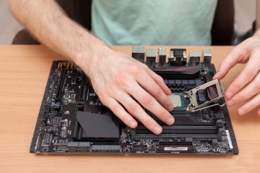 Cpu işlemci anakart soketine takın