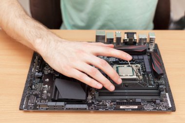 Cpu işlemci anakart soketine takın