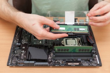 Teknisyen yükleme rasgele erişim belleği Pc içine