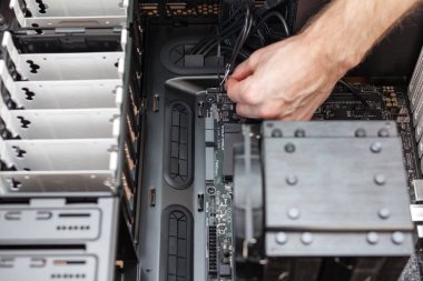 Ön Panel konektörlerini ana kartına bağlanır