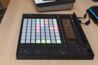 Basma düğmesi yastıkları ile profesyonel üretim denetleyicisinde bir müzik yapımcısı yapar
