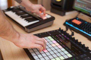 Basma düğmesi yastıkları ile profesyonel üretim denetleyicisinde bir müzik yapımcısı yapar