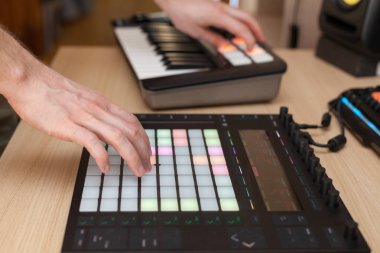 Basma düğmesi yastıkları ile profesyonel üretim denetleyicisinde bir müzik yapımcısı yapar