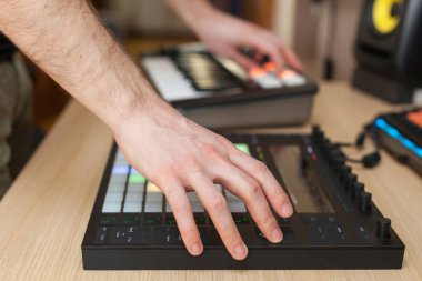 Basma düğmesi yastıkları ile profesyonel üretim denetleyicisinde bir müzik yapımcısı yapar