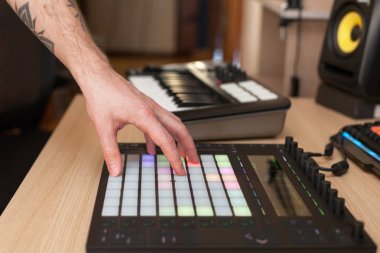 Basma düğmesi yastıkları ile profesyonel üretim denetleyicisinde bir müzik yapımcısı yapar