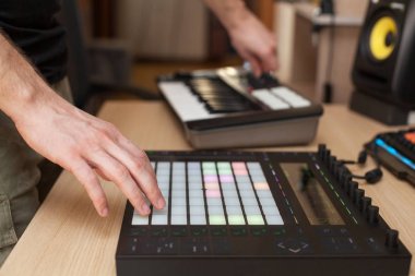 Basma düğmesi yastıkları ile profesyonel üretim denetleyicisinde bir müzik yapımcısı yapar