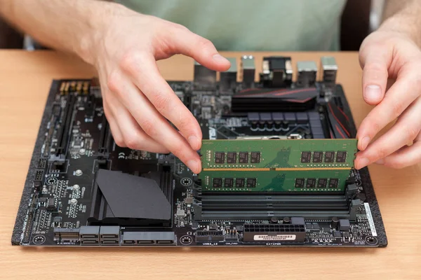 Teknisyen yükleme rasgele erişim belleği Pc içine