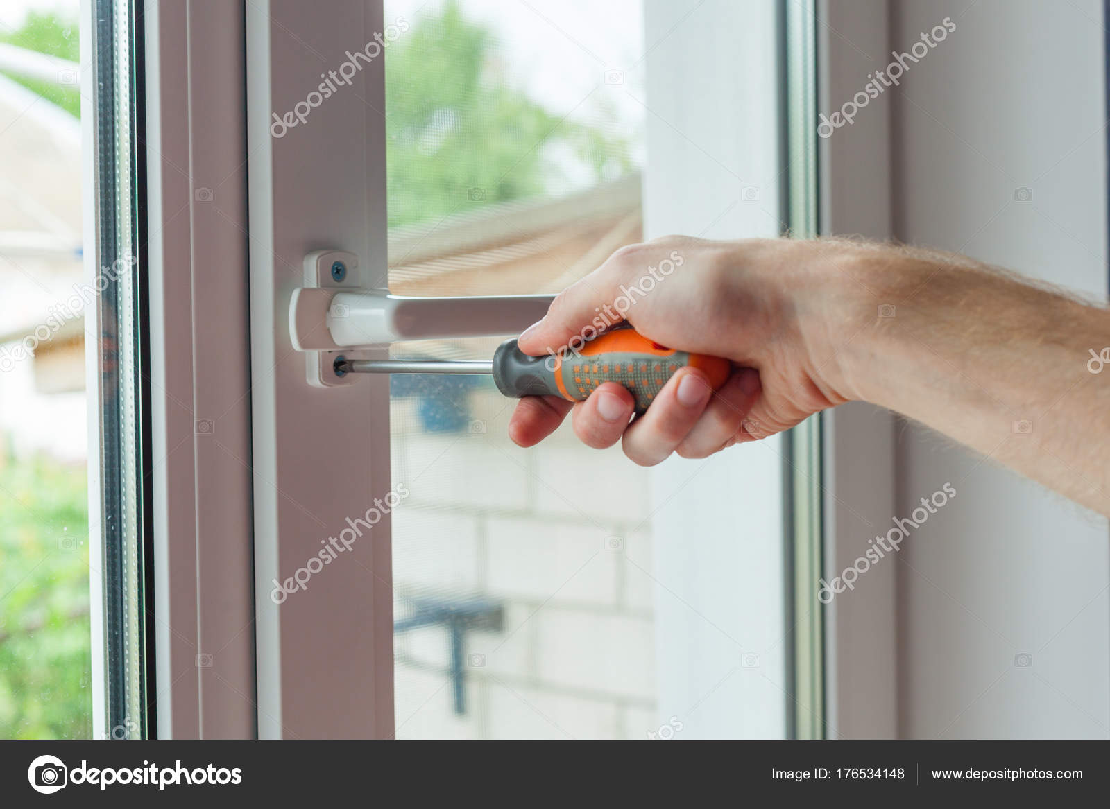 Блокиратор ошибочного открывания пластиковых окон рехау. Окно на проветривание. Как открыть окно полностью. Пластиковое окно без ручки. Пластиковое окно.