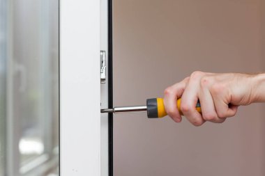 Tamirci tornavida yakın çekim ile plastik pencere onarır