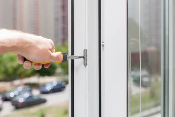 Handyman Repara Ventana Plástico Con Destornillador Workman Ajusta Funcionamiento Ventana —  Fotos de Stock