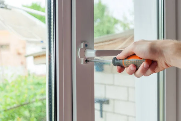 Close Hand Screwdriver Tightens Fixing Screw Window Limiter — Stock Photo, Image