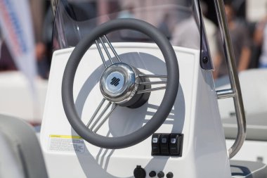 Gösterge paneli ve direksiyon simidi bir motorlu tekne kokpit (yat denetim Köprüsü)