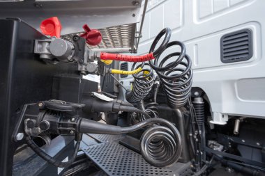 Bir kamyon motoru ve basınçlı hava hortumları