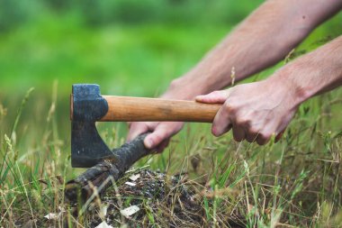 Adam baltayla Ahşap Doğrama