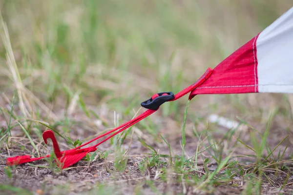 Kırmızı Kamp Çadırı Makro Çekim Peg Çim Yerleştirme — Stok fotoğraf