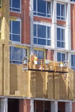 Enerji verimliliği duvar yenileme enerji tasarrufu için. Dış ev duvar ısı yalıtımı ile mineral yün, bina inşaat altında.