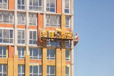Mineral Taş yünü yüklemesi ile ev cephe yalıtım inşaat işçileri. Dış duvar yalıtım sistemi (veya Ewis) mineral yün enerji tasarrufu için