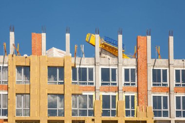 Dış duvar izolasyonu. Düz duvar izolasyonu. Enerji verimliliği ev duvar yenileme enerji tasarrufu için. Dış ev duvar ısı yalıtımı ile mineral yün, bina inşaat altında.