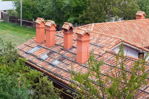 赤い屋根のタイル パターンとモジュラー煙突 プラスチック窓 雨樋と新しいれんが造りの家 — ストック写真