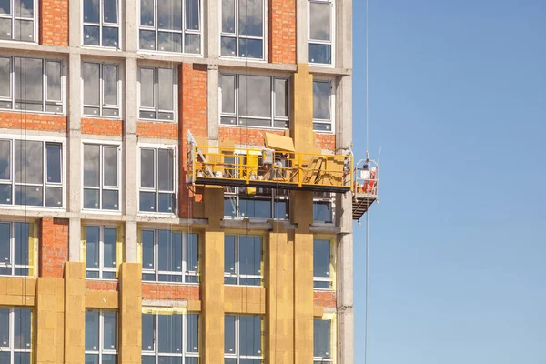 Trabalhadores Construção Civil Isolando Fachada Casa Com Instalação Rocha Mineral — Fotografia de Stock