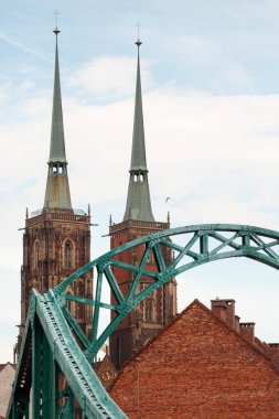 Wroclaw, Polonya - 15 Mayıs 2017: Wroclaw Old Town. Katedral adadır (Ostrow Tumski) şehrin en eski parçası. Oder Nehri, tekne ve bir yaz gününde tarihi binalar.