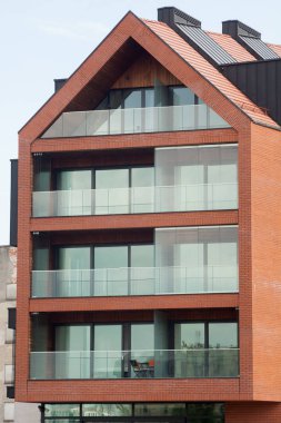 Modern balkon ve tuğla cephe ile ışığında çağdaş konut Bina dış