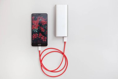 Beyaz masa üzerinde güç banka ile şarj Smartphone