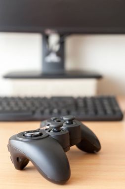 Masanın üzerinde yatan gamepad Close-Up.