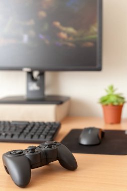 Masanın üzerinde yatan gamepad Close-Up.