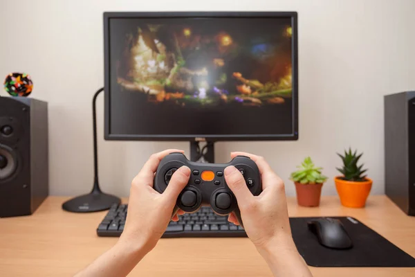 Frau Spielt Steuerknüppel Einer Spielkonsole — Stockfoto