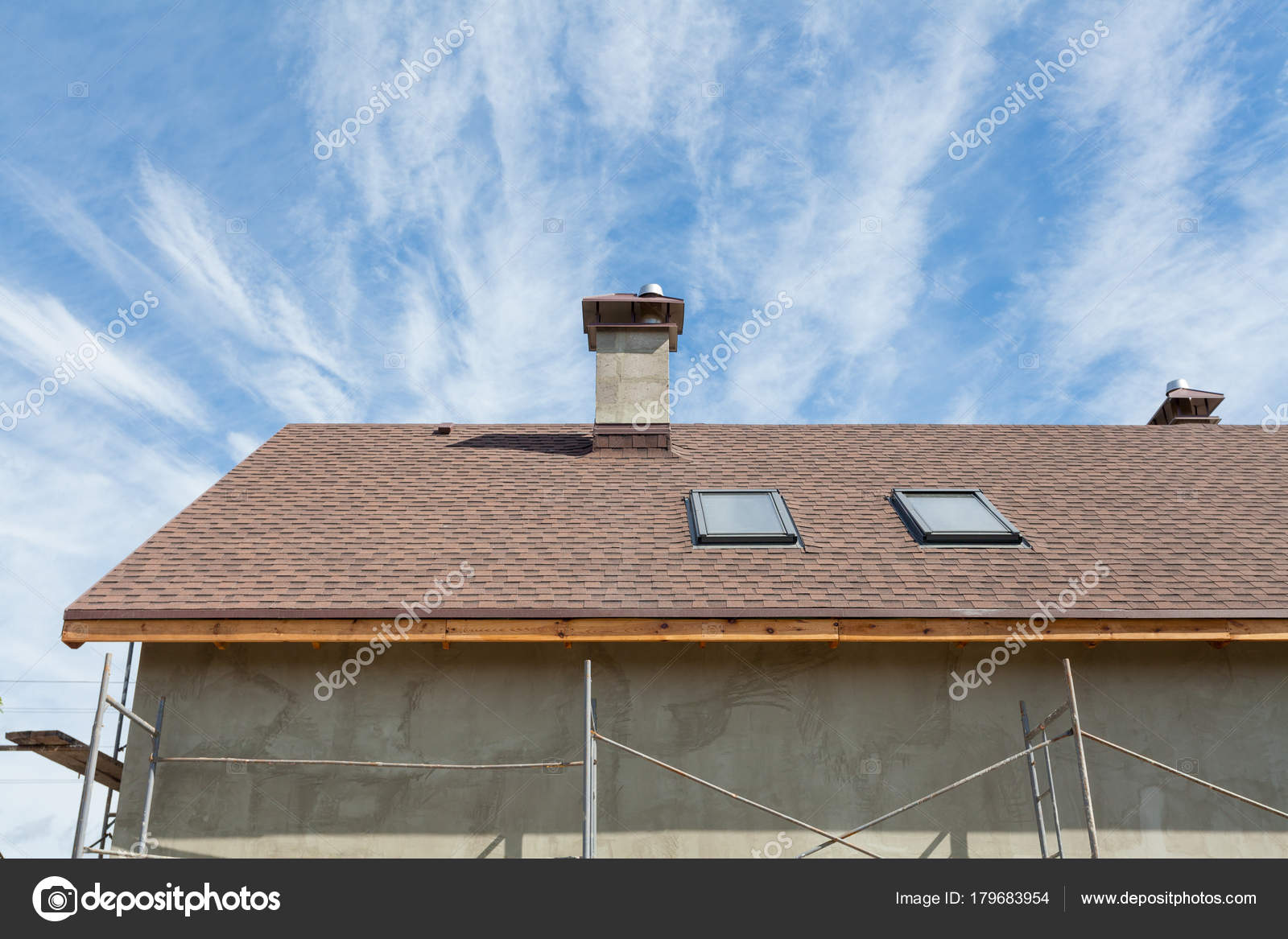 Techo de la casa en el fondo del cielo azul y las nubes — Foto de stock