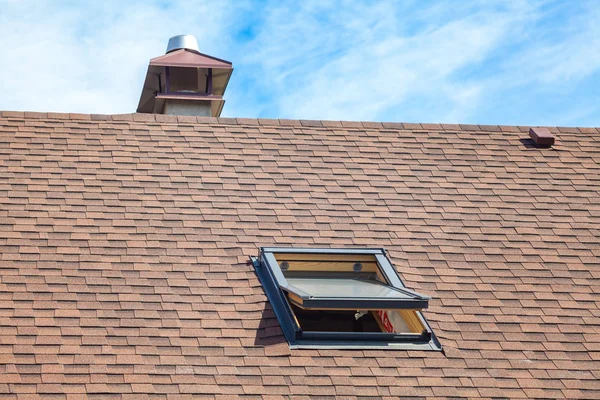 Neues Dach Mit Dachfenster Asphaltdach Schindeln Und Schornstein Dach Mit — Stockfoto