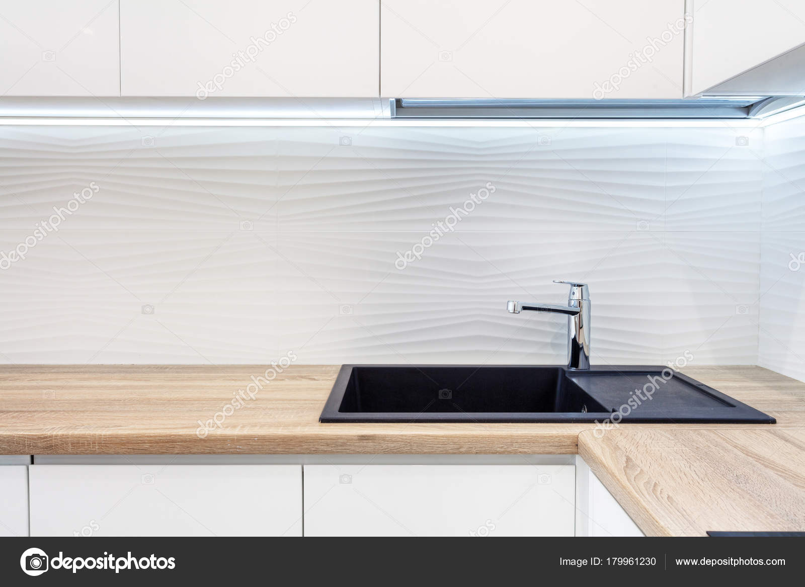 Moderne Designer Chrom Wasserhahn Über Schwarze Neue Küchenspüle Der ... Moderne Designer Chrom Wasserhahn Über Schwarze Neue Küchenspüle Der ...