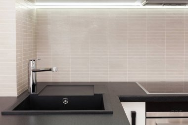 Yapılı içinde fırın ve krom musluk suyu ile yeni modern mutfak 