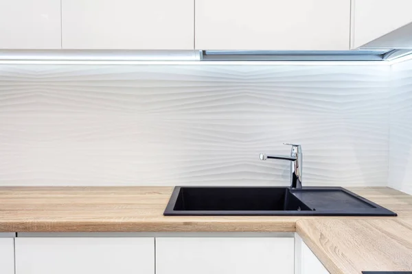 现代设计师的铬水水龙头黑色新的厨房水槽 厨房表面的工作区域是由木头制成的 木制桌面 — 图库照片