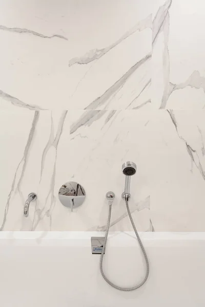 明るいバスルームの新しいタイル クロム シャワー 白いバスルーム — ストック写真