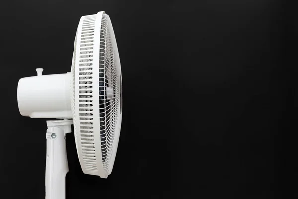 Elektrický Ventilátor Bílý Izolované Černém Pozadí — Stock fotografie