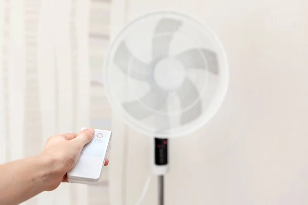 Weißer Elektrischer Ventilator Schaltet Sich Mit Der Fernbedienung Aus Fernbedienung — Stockfoto