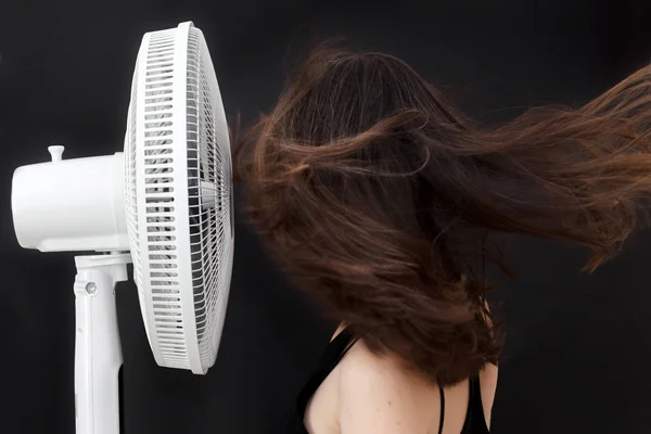 Schöne Junge Frau Gesicht Elektrischen Ventilator Genießen Kalten Wind Zur — Stockfoto