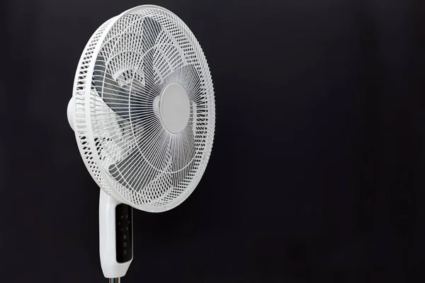 Ventilador Eléctrico Blanco Aislado Sobre Fondo Negro —  Fotos de Stock