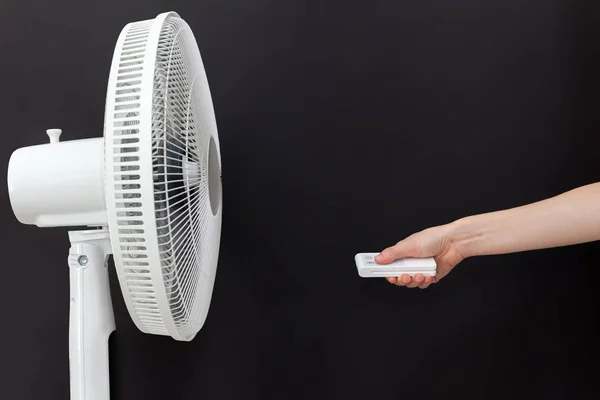 Weißer Elektrischer Ventilator Schaltet Sich Mit Der Fernbedienung Aus Fernbedienung — Stockfoto