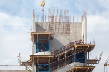 Vinç ve yeni mutlistoty Şantiye Binası. Merdivenler inşaatı.
