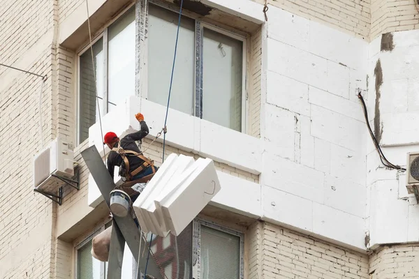 Wall Thermal insulation, industrial climbing, high-altitude work, insulation of walls with foam plastic or Styrofoam — Stock Image Wall Thermal Insulation Industrial Climbing High Altitude Work Insulation Walls Stock Photo