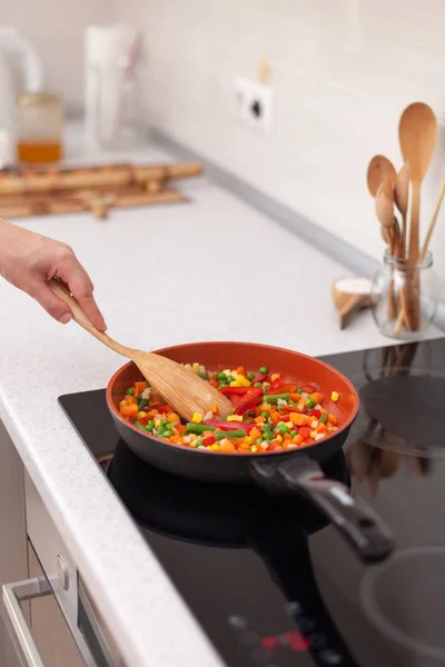 Legumes Estão Numa Frigideira Mulher Cozinhar Legumes Frescos Coloridos Fogão — Fotografia de Stock