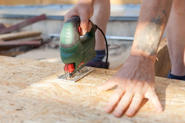 Bauarbeiter Verwenden Stichsäge Zum Schneiden Einer Spanplatte Oder Faserplatte — Stockfoto